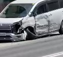 Жёсткая авария на улице Ленина в Южно-Сахалинске: от удара автомобиль потерял колесо