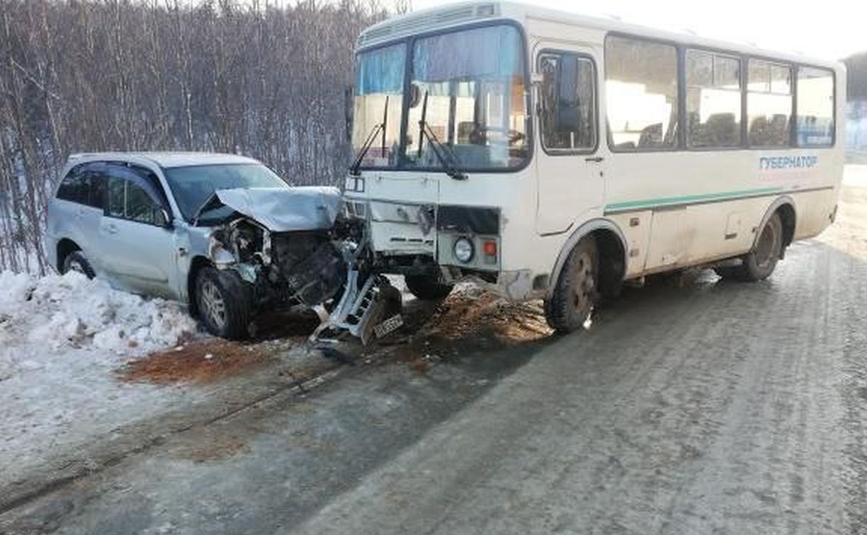 Рейсовый автобус врезался в кроссовер на Сахалине, в числе пострадавших ребёнок