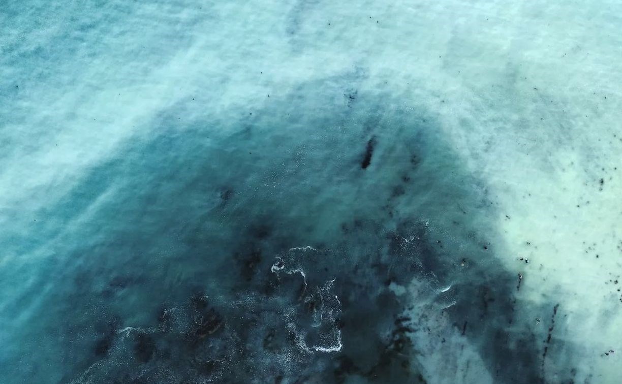 "Такое бывает раз в год": сахалинский фотограф снял с дрона необычное явление в море