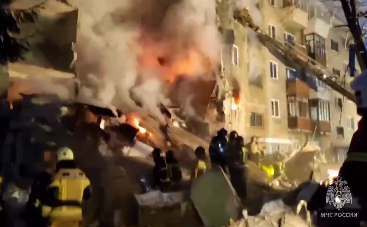 Взрыв газа произошёл в многоэтажке Новосибирска – обрушился подъезд в середине дома