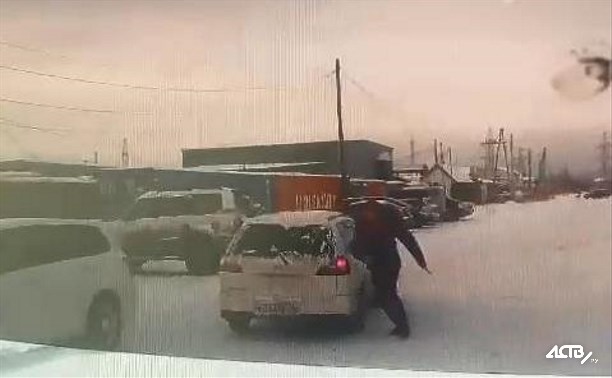 Сахалинские автомобилисты не поделили дорогу, один из них схватился за нож