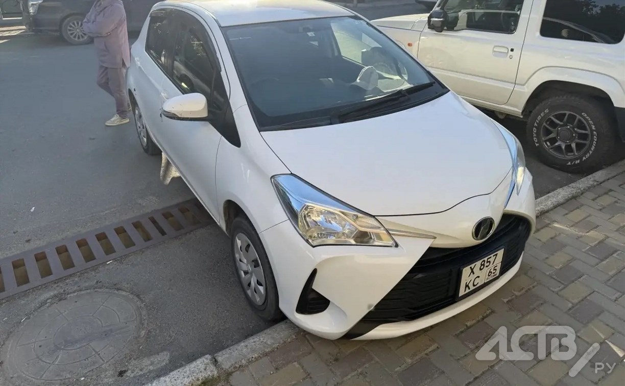 Неизвестный столкнулся с Toyota Vitz и скрылся с места ДТП в Южно-Сахалинске