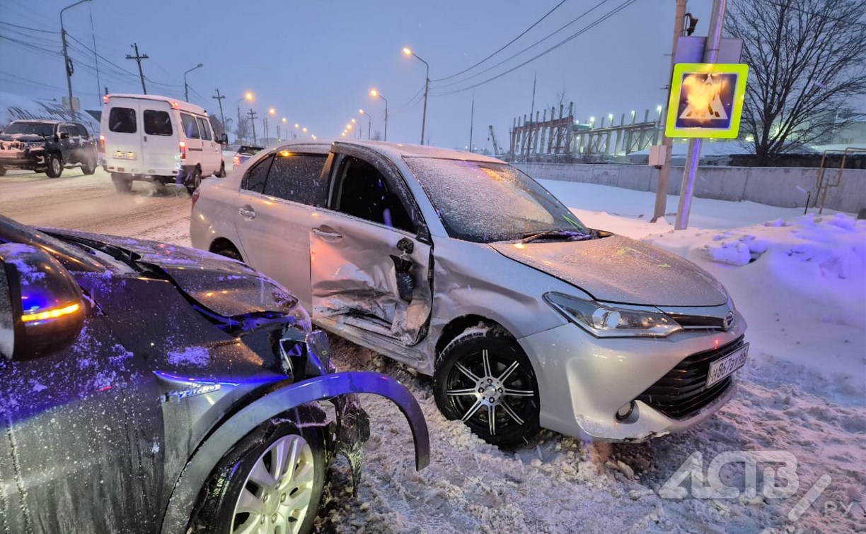 Очевидцев столкновения Toyota Corolla Axio и Honda Vezel ищут в Южно-Сахалинске