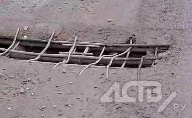 Автомобилисты жалуются на опасные штыри, торчащие из моста через реку Комогорку