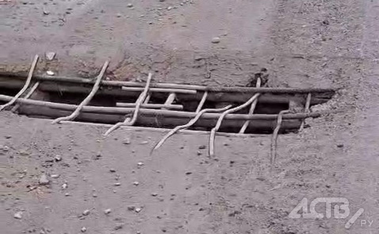 Автомобилисты жалуются на опасные штыри, торчащие из моста через реку Комогорку