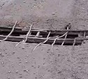 Автомобилисты жалуются на опасные штыри, торчащие из моста через реку Комогорку