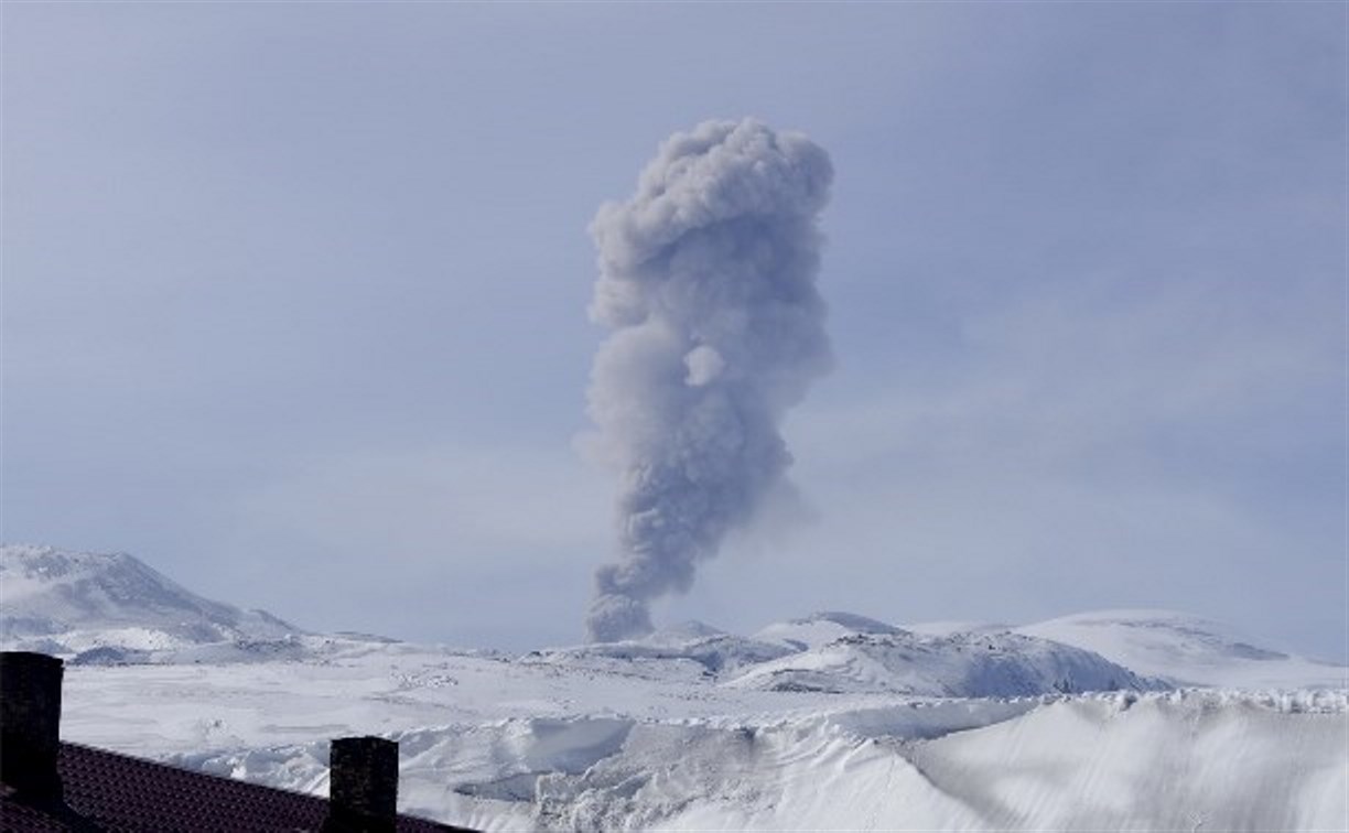 Вулкан Эбеко выбросил трёхкилометровый столб пепла на Курилах