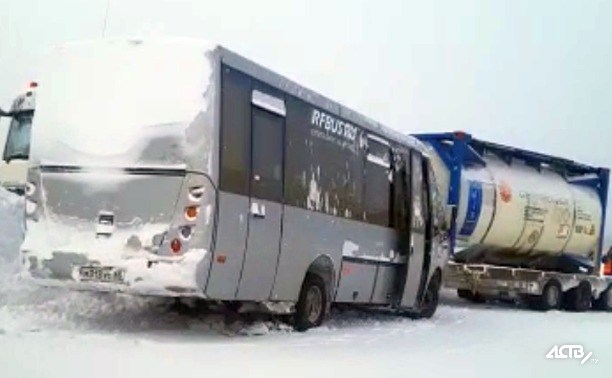 Рейсовый автобус и большегруз столкнулись в районе Пожарского