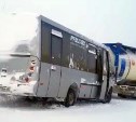Рейсовый автобус и большегруз столкнулись в районе Пожарского