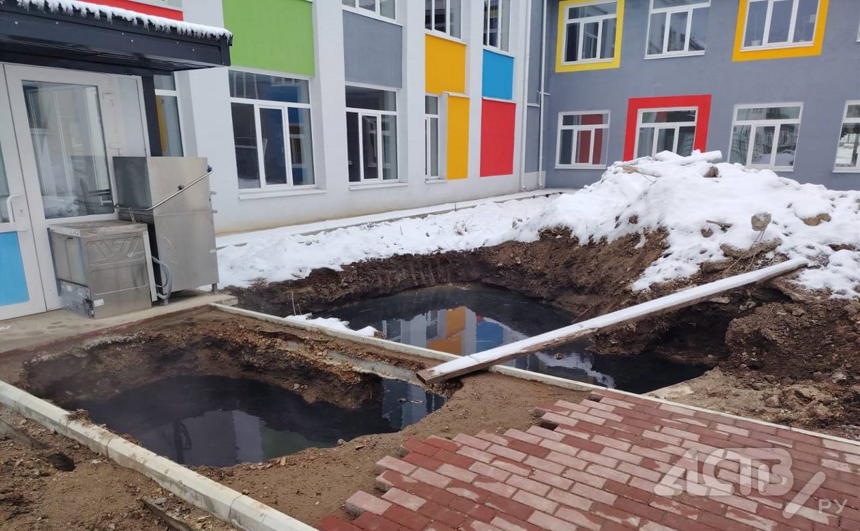 "Котлованы" вырыли на территории школы в Александровске-Сахалинском, чтобы устранить засор