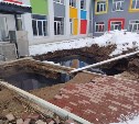 "Котлованы" вырыли на территории школы в Александровске-Сахалинском, чтобы устранить засор