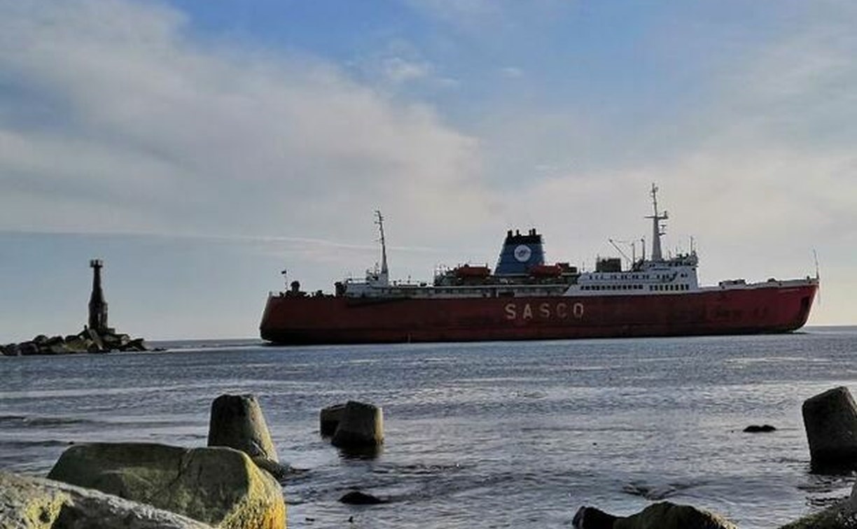 Паромное сообщение материк-Сахалин заработало: ледоколы вывели суда из Ванино