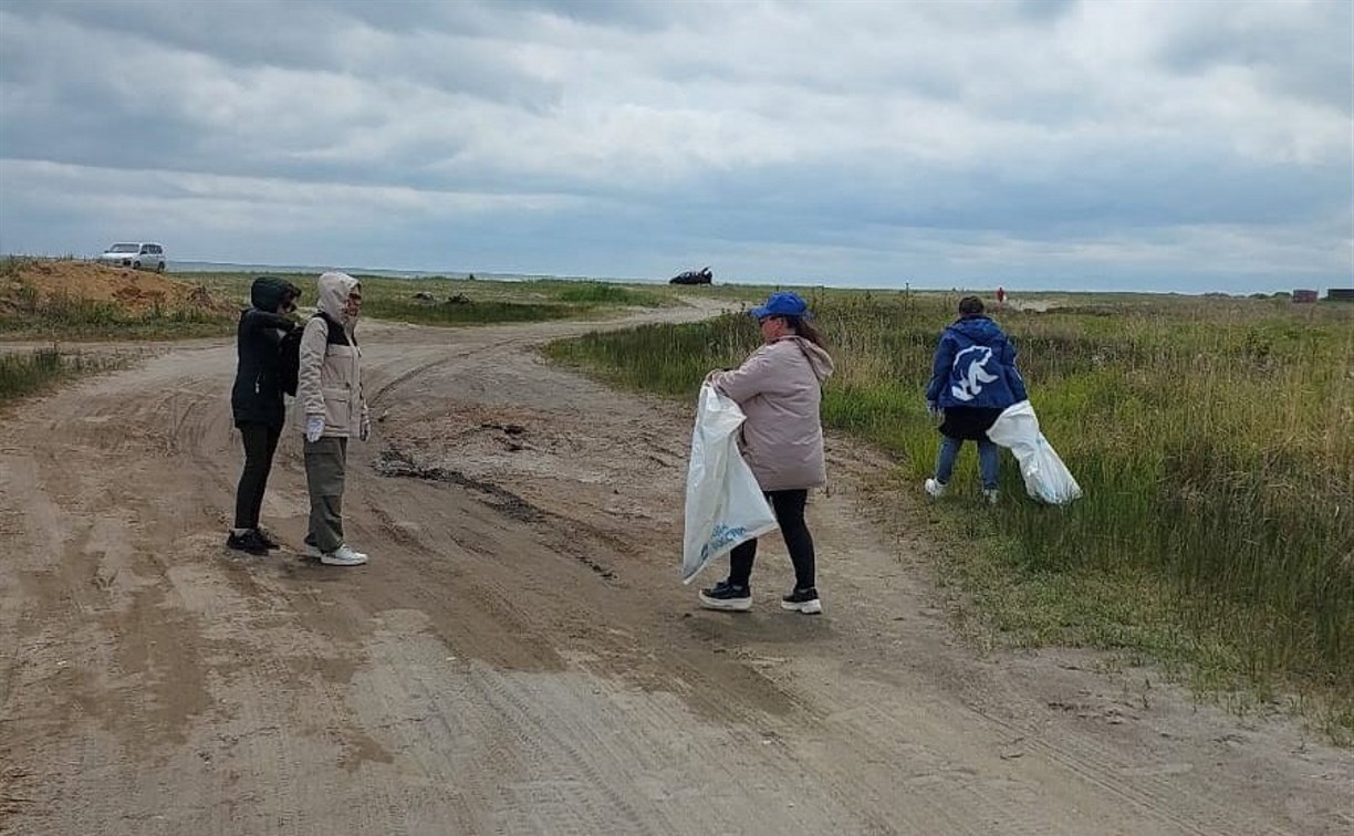 Сахалинцы собрали мусор на берегах бухты Лососей