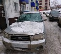 Ледяная глыба упала с крыши дома на автомобиль в Корсакове 