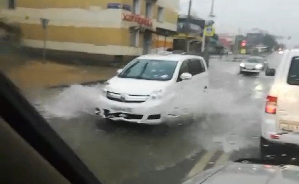 "Воды нереальное количество": улица Сахалинская в областном центре стала рекой, выбило люки