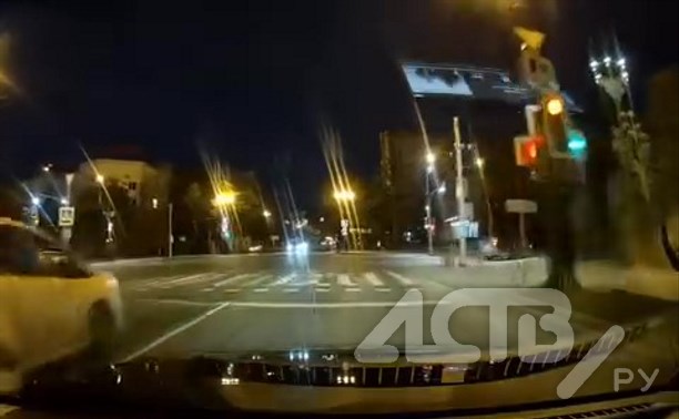 Автомобилист рассказал про опасный светофор на перекрёстке в Южно-Сахалинске