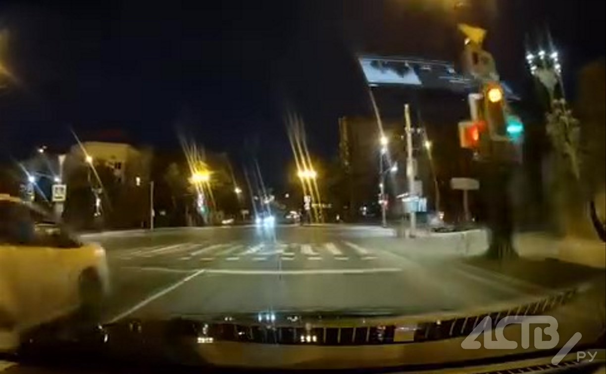 Автомобилист рассказал про опасный светофор на перекрёстке в Южно-Сахалинске Автомобилист рассказал про опасный светофор на перекрёстке в Южно-Сахалинске