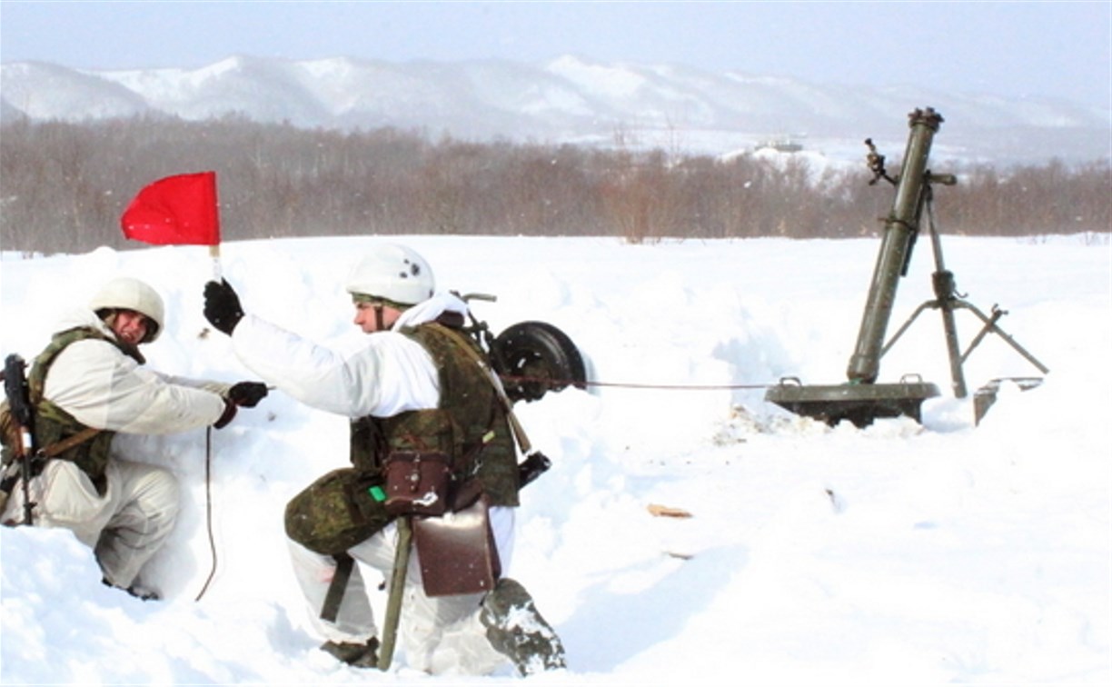 Сахалинские военнослужащие совершенствуют навыки стрельбы из минометов 