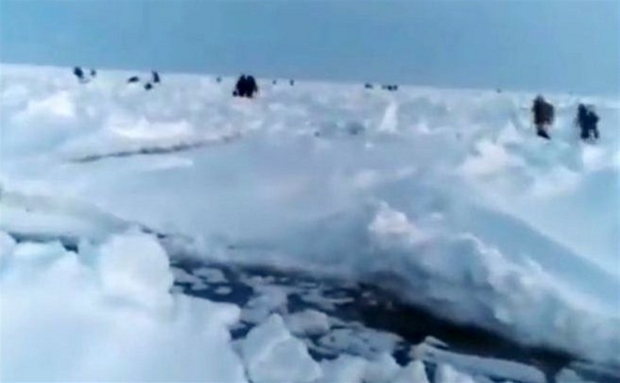 Рыбаки на Сахалине перепрыгивают через полуметровые трещины, но упорно идут за зубарём