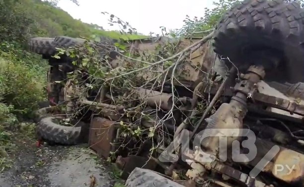 Самосвал опрокинулся на дороге в Корсаковском районе