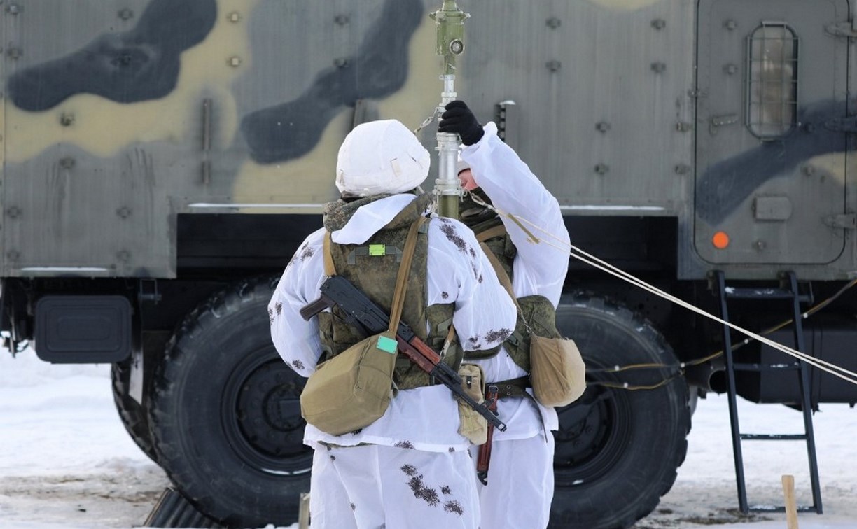 Полевые подвижные пункты управления развернули военные на Сахалине