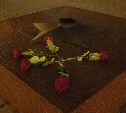 В Южно-Сахалинске возложили цветы к потухшему Вечному огню
