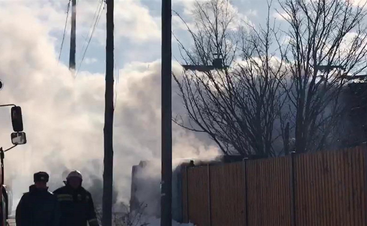 Частный жилой дом горит на окраине Южно-Сахалинска