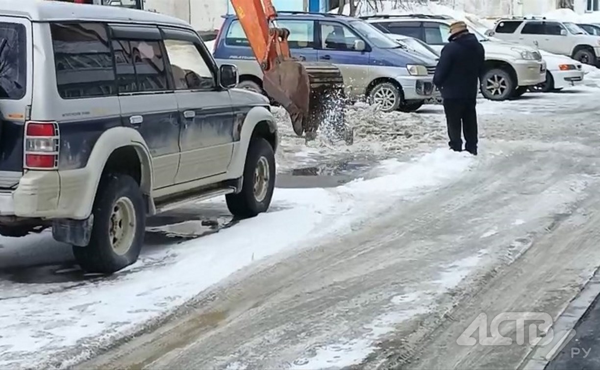 "А недавно был ремонт": экскаватор сбивает лёд с асфальта в Южно-Сахалинске