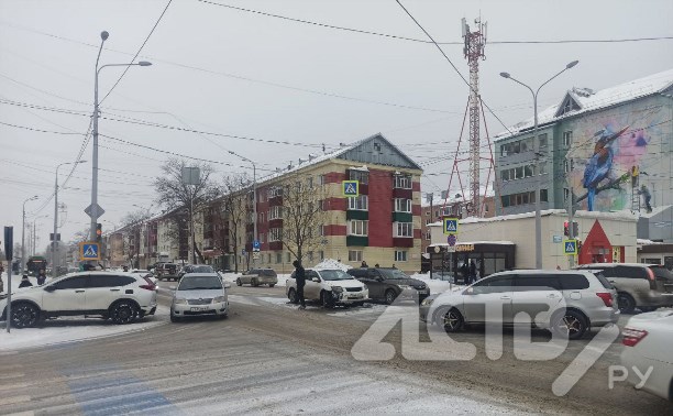 Кроссовер вылетел на тротуар в результате ДТП на перекрёстке в Южно-Сахалинске