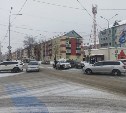 Кроссовер вылетел на тротуар в результате ДТП на перекрёстке в Южно-Сахалинске