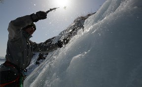 Альпинисты открыли на Сахалине ледолазный сезон