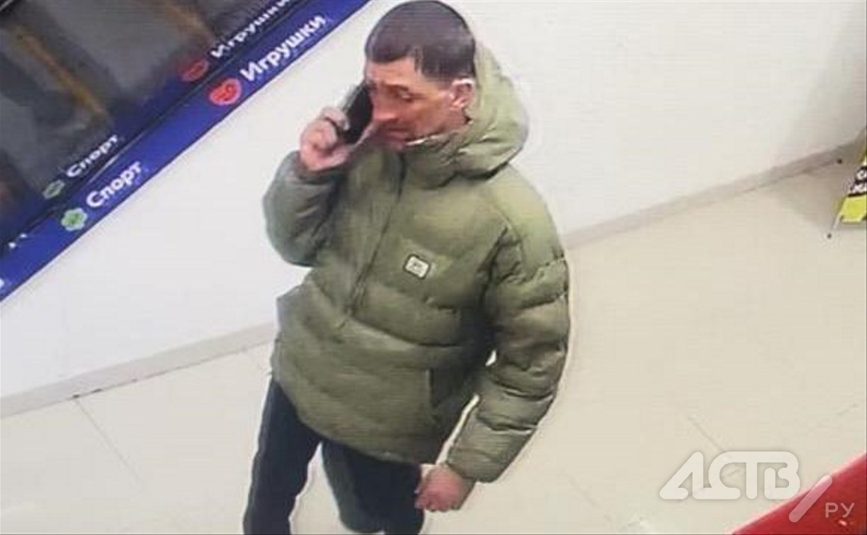 Мужчину, который может быть причастен к краже шубы, ищет полиция Южно-Сахалинска