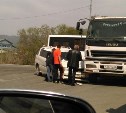 Грузовик и минивэн столкнулись в Южно-Сахалинске