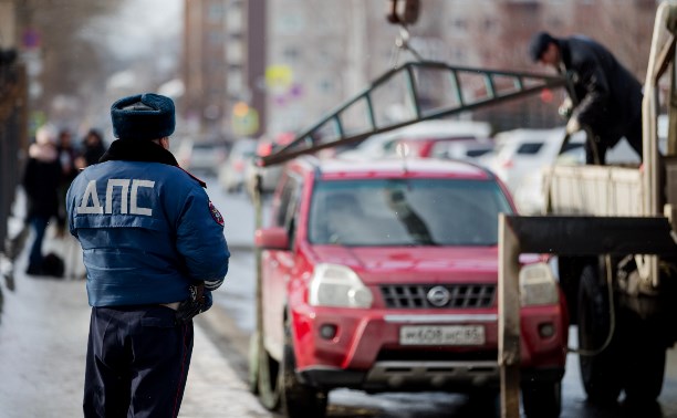 Улицы Южно-Сахалинска начали очищать от неправильно припаркованных автомобилей