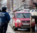 Улицы Южно-Сахалинска начали очищать от неправильно припаркованных автомобилей