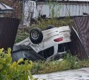 В Южно-Сахалинске автомобиль влетел в забор частного дома и перевернулся