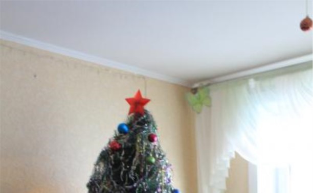 Новогоднее настроение царит в одном из подъездов Корсакова Новогоднее настроение царит в одном из подъездов Корсакова