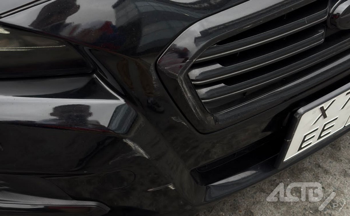 Неизвестный врезался в Subaru Levorg и скрылся с места ДТП в Южно-Сахалинске
