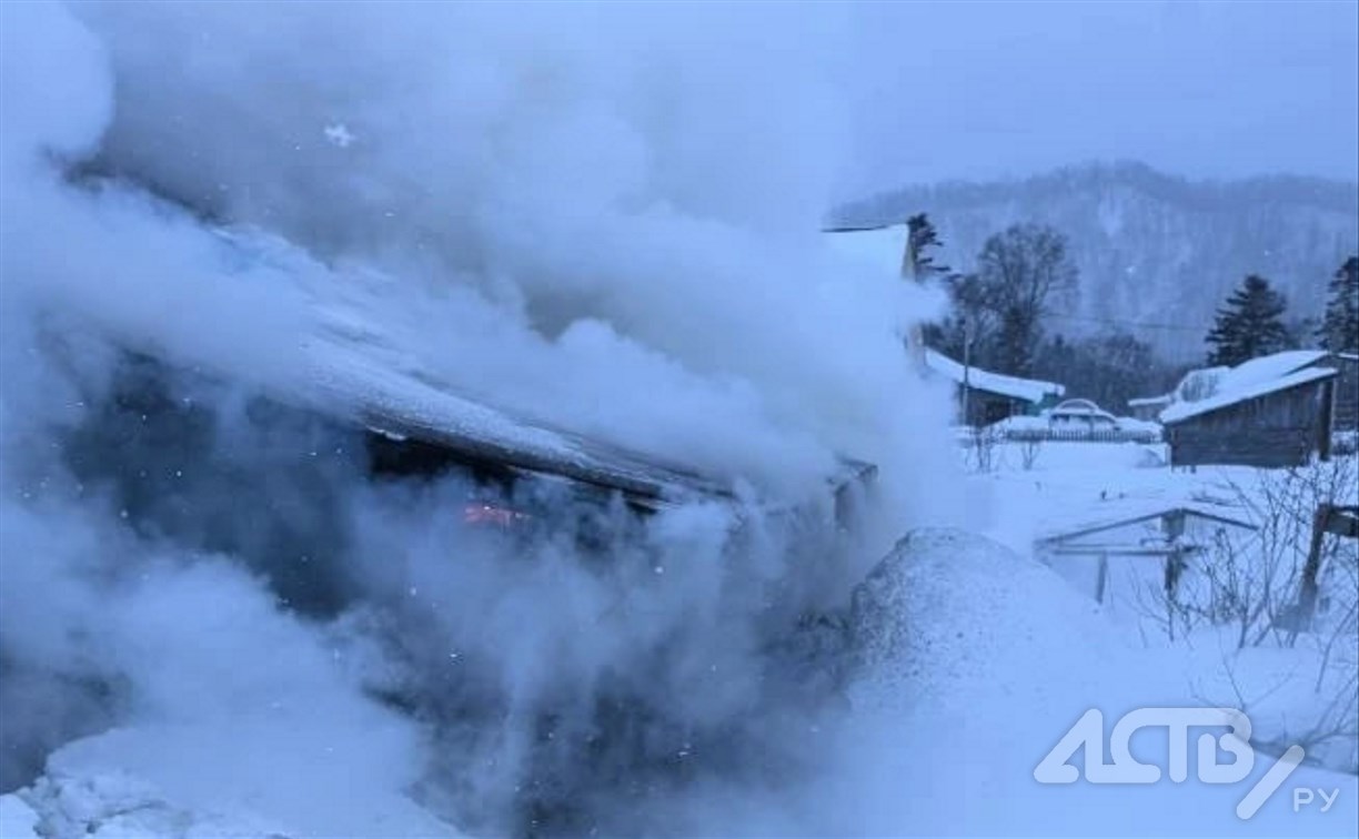 Пенсионерку увезли на скорой с места пожара в Чапланово