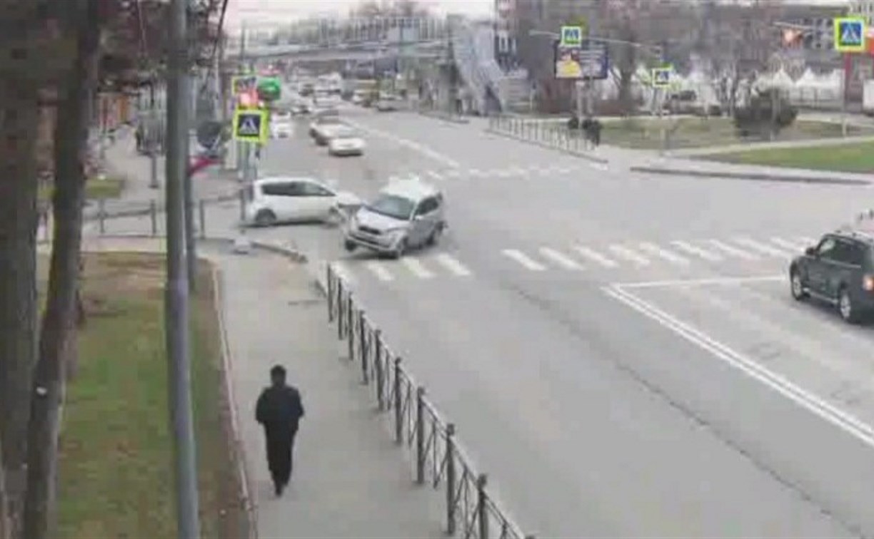Пролетел перекрёсток боком: момент утреннего ДТП в Южно-Сахалинске попал на видео