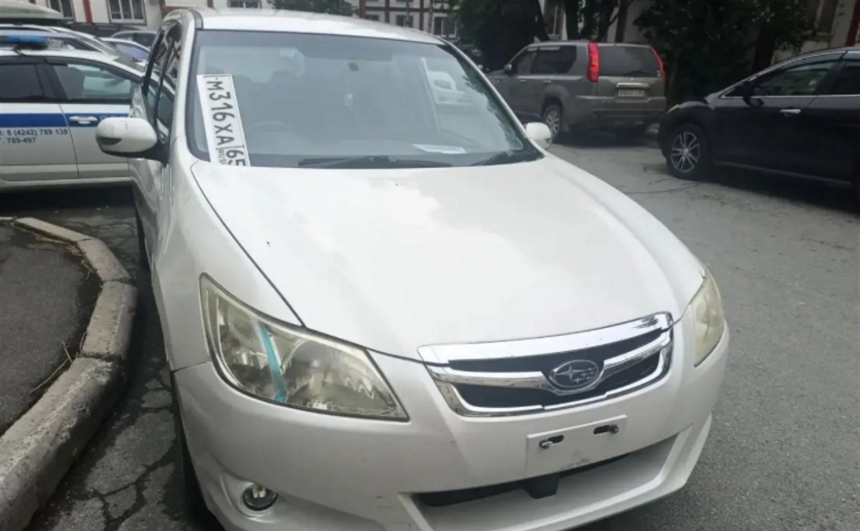 В Южно-Сахалинске ищут водителя, который повредил припаркованную Subaru и уехал