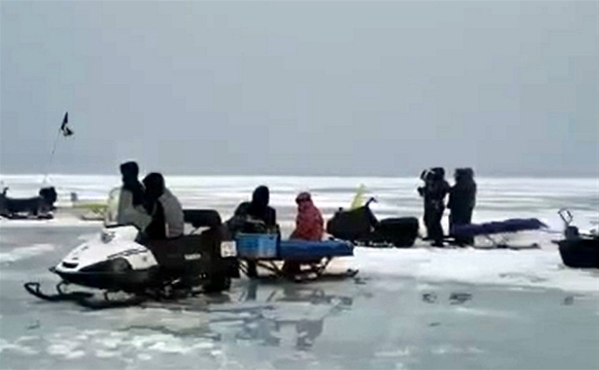 Владельцы снегоходов на оторванной льдине на Сахалине отказывались от эвакуации 
