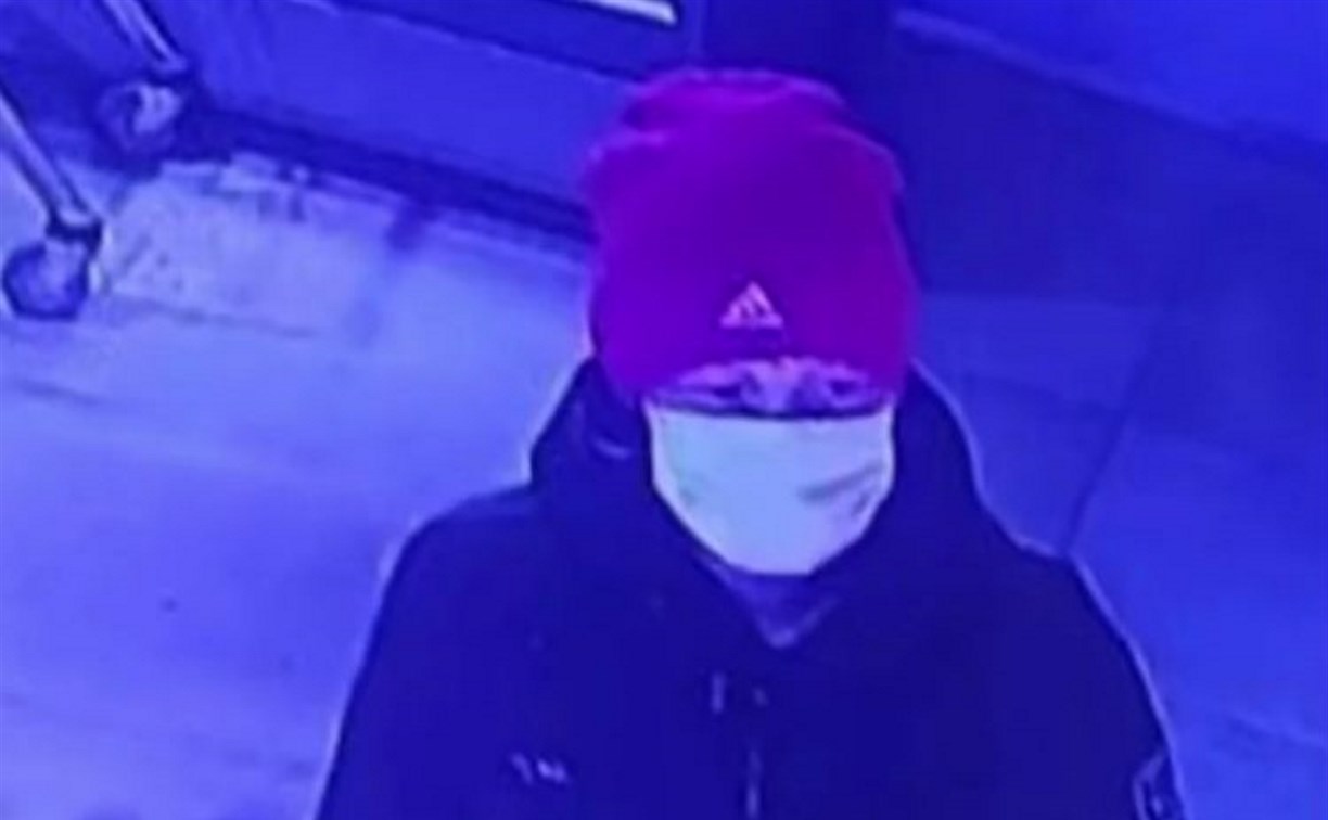 Женщина в розовой шапке украла две бутылочки элитного алкоголя в супермаркете Южно-Сахалинска