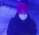 Женщина в розовой шапке украла две бутылочки элитного алкоголя в супермаркете Южно-Сахалинска