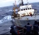 Судно в Охотском море пытались взять на буксир. Шокирующее видео