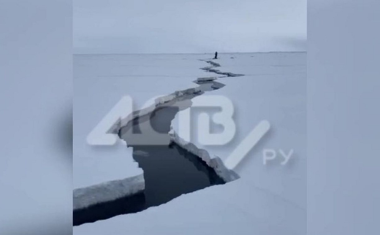 Лёд отрывает у побережья Сахалина - снегоходчики спешно вывозят рыбаков
