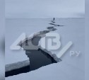 Лёд отрывает у побережья Сахалина - снегоходчики спешно вывозят рыбаков