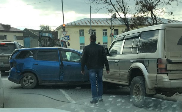 Три автомобиля столкнулись у школы в Корсакове