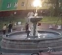 В сквере Углегорска в очередной раз напали на статую в фонтане: в объектив камеры попал подросток