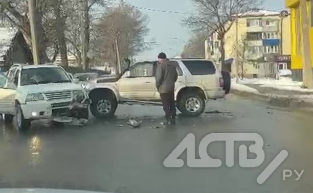 Два автомобиля столкнулись на улице Железнодорожной в Южно-Сахалинске